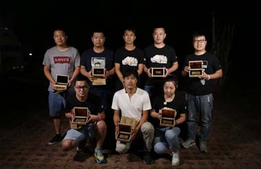 董事長為入職五周年的老員工頒發(fā)紀(jì)念金鈔